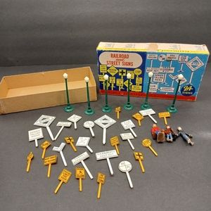 Vintage 1979 Rail Road street signs #1405 plasticville USA